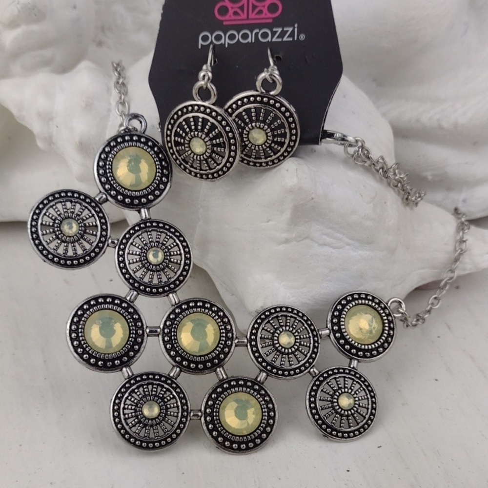 🌻 3 For $15 Silver-Tone Necklace & Earring Set with Pale Yellow Faceted Gems
